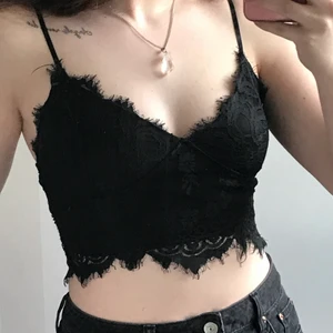 Svart spetstopp - Skitsnyggt linne som är relativt nyköpt. En diskret dragkedja på sidan. 💕