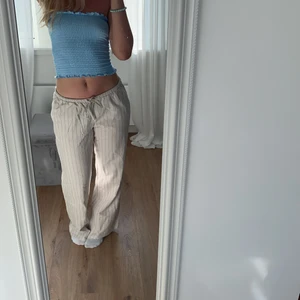 Linnebyxor - De mycket efterfrågade lågmidjade linnebyxorna från hm, dessa är randiga och prislappen finns på, de är helt slutsålda och suuuperfina