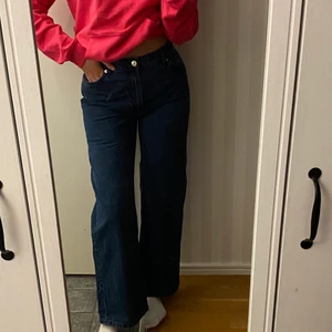 Jeans - Ett par supersköna och snygga jeans från Monki. Använda fåtal gånger. Strl 29.   💙