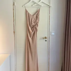 Jättefin silkes klänning, den är ljusrosa och har en slit vid benet. Klänningen är aldrig andvänd pga att jag inte fått andvändning för den💕