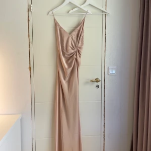 Klänning - Jättefin silkes klänning, den är ljusrosa och har en slit vid benet. Klänningen är aldrig andvänd pga att jag inte fått andvändning för den💕