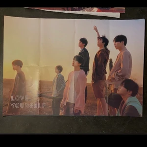 Bts LY tear poster - Officiell poster från LY tear albumen. Version Y. Fint skick. Blivit vikt men aldrig blivit uppsatt. Frakt 26kr 💗