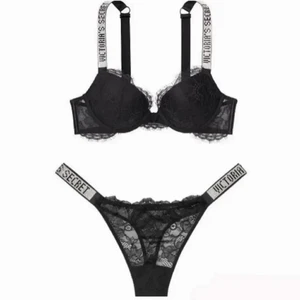 Bh och trosor  - Säljer nu detta super snygga bh set🖤 säljer då de inte passar mig och har ej haft chansen att lämna tillbaka🖤 så fina detaljer och super snyggt med spets🖤 finns det fler frågor skriv gärna till mig privat🖤