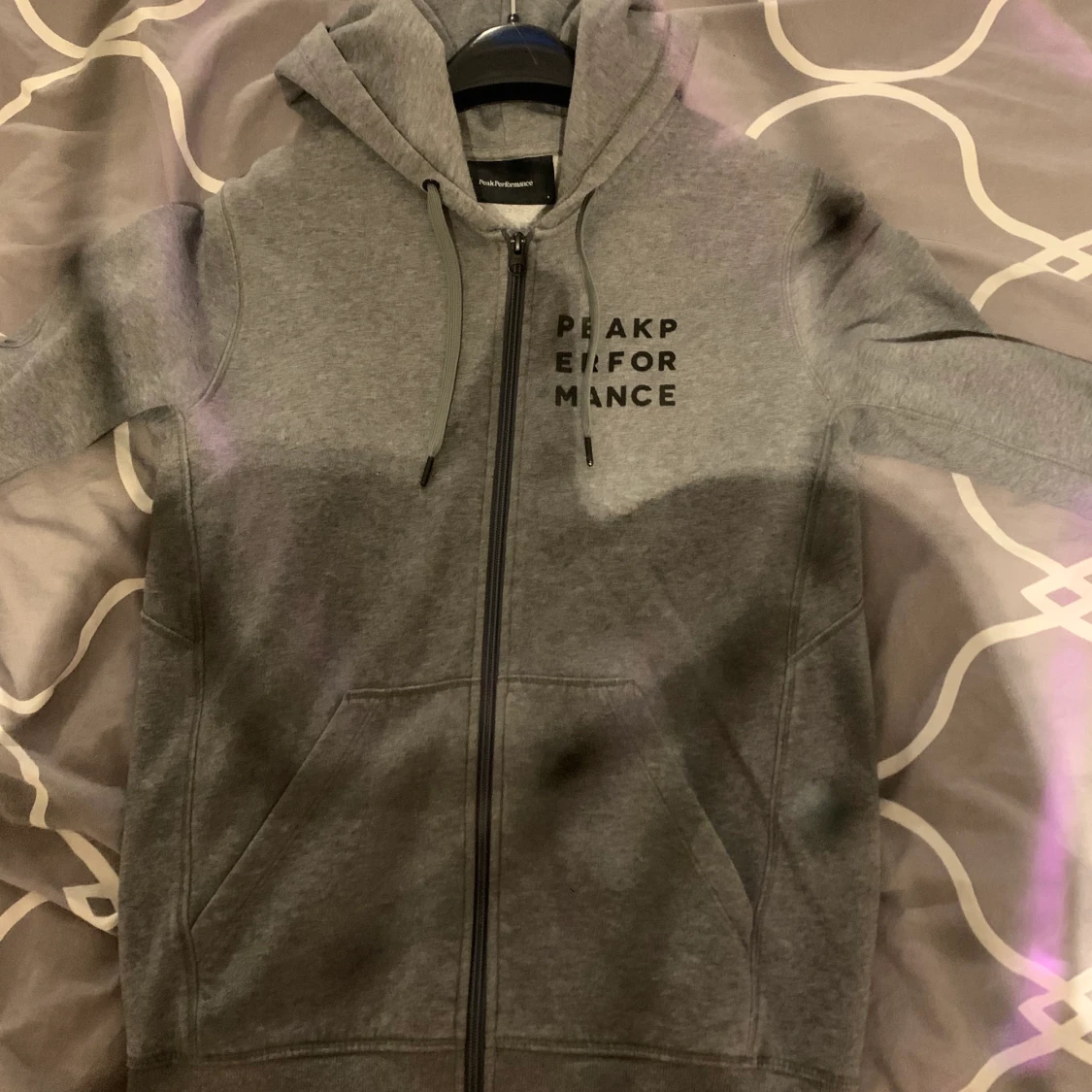 Gråa peak performance hoodie
