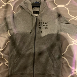 Gråa peak performance hoodie - Säljer en grå peak zip hoodie då den är för liten för mig, väldigt snygg annars, bra skick 