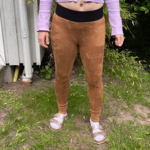 Bruna mockabyxor/tights - Fina bruna mockaimitation tights/byxor, passar XS/S då dom är för små för mig som brukar ha S/M. Oanvända, prislapp kvar. 