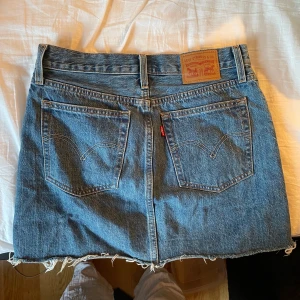 Levis jeanskjol - Säljer denna så fina levis jeanskjol pga för liten för mig! Sparsamt använd men köpt för något år sedan! Den är true to size ☺️