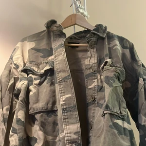 Camouflage jeansjacka  - Snygg jeansjacka i camouflagemönster som tyvärr inte kommit till användning men som fortfarande är i toppskick😻👌🏼 Köpt för några år sedan på topshop i storlek S och sitter lite oversize🤍 Högsta bud 190 KÖP DIREKT FÖR 300❤️