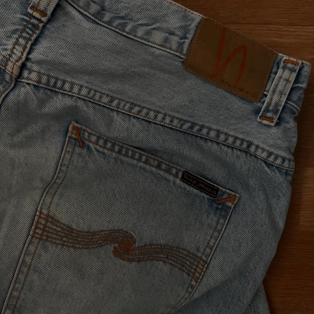 Baggy asfeta ljusblå jeans som är köpta för 1750 org pris,assköna och perfekt längd! 36/32. Jeans & Byxor.