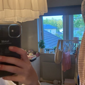 Genomskinligt mobilskal  - Genomskinligt mobilskal från hm med silver detaljer på sidorna passar till iPhone 11