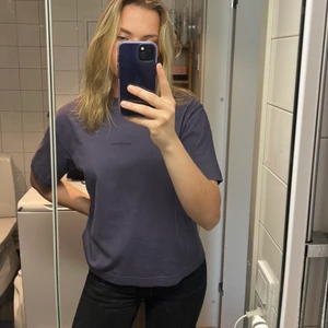 Acne tshirt  - Acne tröja som tyvärr inte kommit till användning. Sista bilden motsvarar dne riktiga färgen mest!