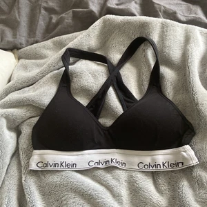 Calvin Klein bh - Skön push up bh. Den är korsad i ryggen. I bra skick. Nypris 400kr. 