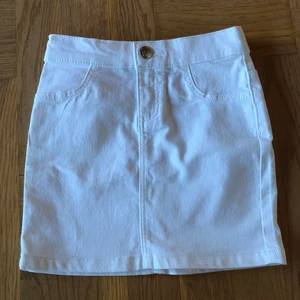 Jeanskjol  - En fin jeanskjol i stl 122-128. Med värdens sötaste knapp också (I ❤️ my jeans) 