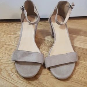 Klackskor i mocka - Klackskor från Nelly shoes Sparsamt använda  Klackhöjd 5.5 cm 