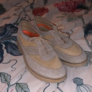 Finskor med sportig toutch - Beiga i färgen. Funkar bra till vardags såväl som till middagsbjudningar. Använda men i gott skick. Priset kan diskuteras.