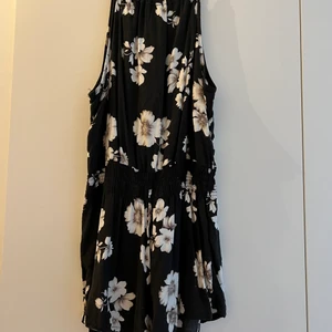 Byxdress från Brandy melville - Byxdress från Brandy melville i mjukt material.