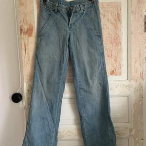 Supersnygga vintage jeans från wrangler i toppenskick med snygga detaljer! Köparen står för frakten!🚚