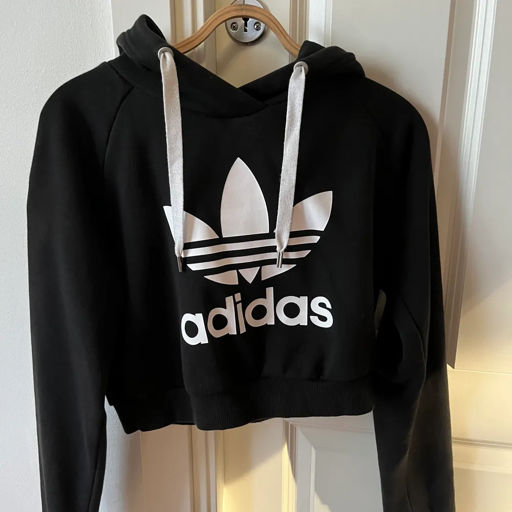 Adidas croppad hoodie i stl XS men skulle säga att den passar S med. Fint skick!. Hoodies.