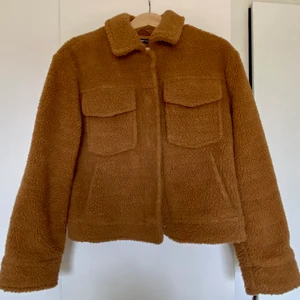 Brun teddyjacka  - Mysig jacka som passar till vår eller höst. Storlek 36. 