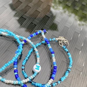 Pärlarmband -  Super fina handgjorda pärla armband i blått och grönt har fler färger än vad som visas på bilderna så hör av er med frågor och önskemål 💙💚 gratis frakt vi köpa tre smycken