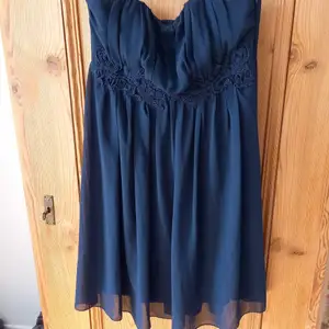 Mörkblå klänning från Vila i storlek M. Aldrig använd. Hämtas i Malmö med omnejd.
