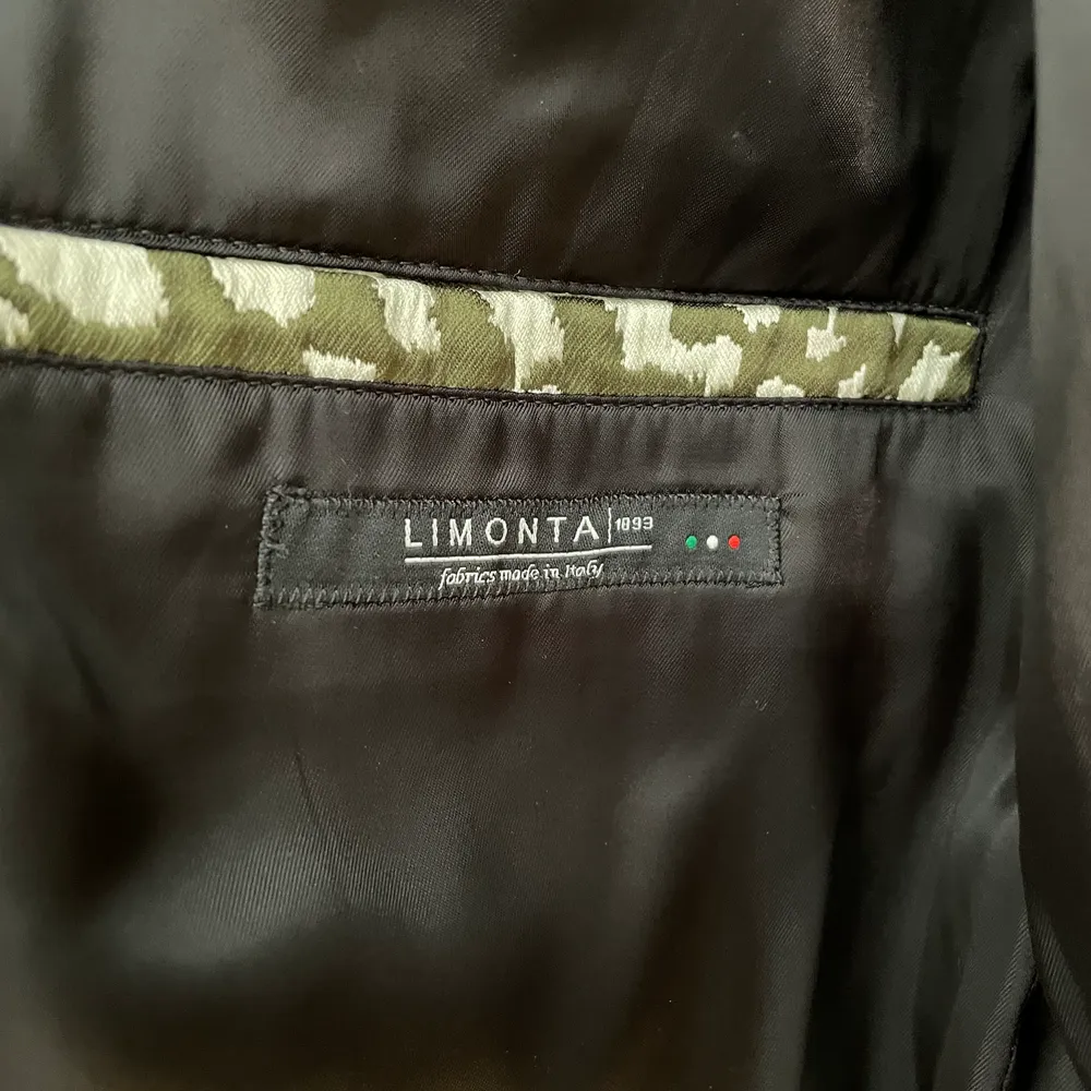 Hej ja säljer min oanvända bomber jacka från Tiger Of Sweden. Den är i satin material tillverkad i Italien. Det är en sample, tillverkades bara ca. 5stycken totalt. . Jackor.