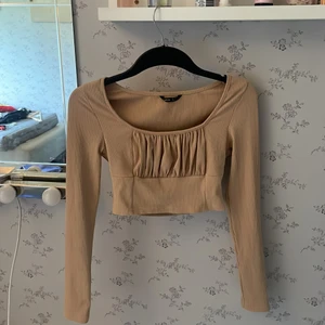 Crop top - Köpte den här tröjan ungefär ett år sen men har aldrig använt den. Köpte den för 99kr på shein och säljer den för 50 här:) den är i ett perfekt skick