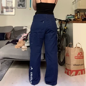 Superheta baggy byxor - Snygga baggy byxor som ej kommer till användning längre. De är lite långa på mig som är 160cm lång. Midjemått 43cm, innerbenslängd 77cm. Kan mötas upp i göteborg anars står köparen för frakt😋