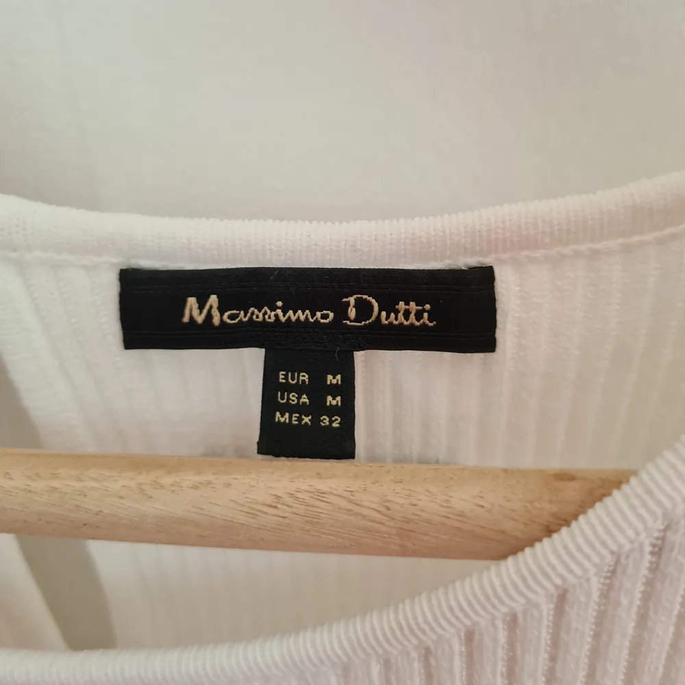 Vit klänning från det exklusiva märket Massimo Dutti, storlek M. Perfekt sommarklänning!! 😍 😍  Nyskick! . Klänningar.