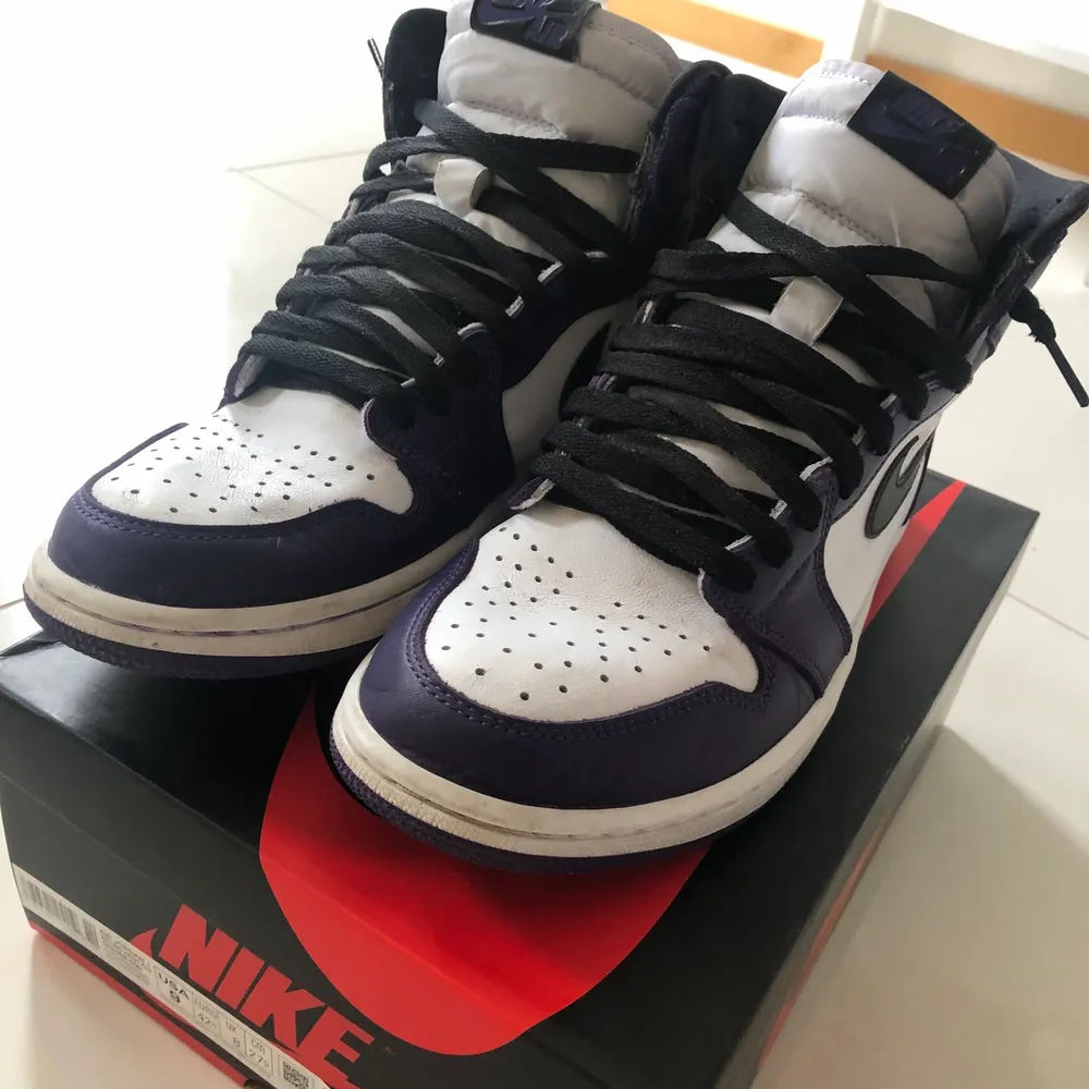 Säljer mina jordans då jag inte använder dom, använda fåtal gånger (ej creasade) storlek 43 Dom är nästan helt oanvända, det du får med är: Extra snören (lila) Kvitto Box Flight club tag  Priset kan diskuteras  Kan skickas . Skor.