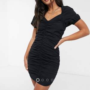 Klänning från ASOS i nyskick! Storlek L men passar allt mellan S-XL då hela klänningen är elastisk och följsam! 🎉⚡️