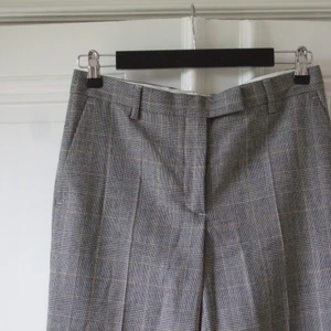 Arket, kostymbyxor, strl 36 - Superfina kostymbyxor från Arket som är använda 2 ggr. På mig sitter dem perfekt tight om låren och har en rak form nertill. 72% ull, 26% polyester, 2% elastan.