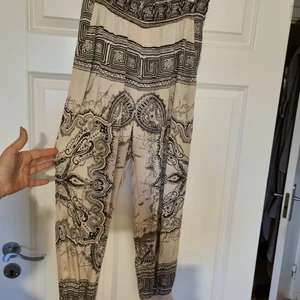 Odd Molly byxor  - Snyggaste sommarbyxor från Odd Molly. Stl 1. Resår i midjan och vid benslut. 