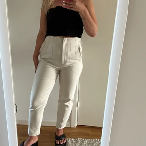 Beiga kostymbyxor  - Beiga kostymbyxor från Zara i storlek M 🤎  Slutar nere vid foten på mig som är 1.58 cm.  I priset ingår frakten! 