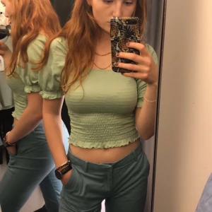 Turkos sommartopp - En fin topp från Gina Tricot, tight över mage/rygg och lös i armar. Skönt material, fin färg! 