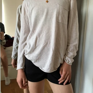 Tröja  - En långärmad T-shirt med ficka över ena bröstet. Bekväm att bara dra på sig och använt många gånger. Säljer för att den inte längre kommer till användning. Kan tvättas innan den skickas.