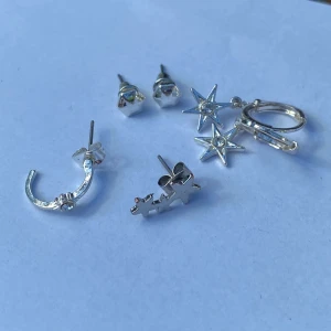 Blandning örhängen  - Örhängen från blandade märken t.ex byanastasia, Nelly.com och bikbok  Sjukt coola att använda tillsamans om man har flera hål!   Priset är för alla tillsamans, vill man endast köpa en kontakta mig så ordnar vi!🌬🌟