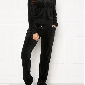 Juicy dress - Svart, storlek Xs på båda delarna. Använt ett fåtal gånger. Köpt från nelly.com