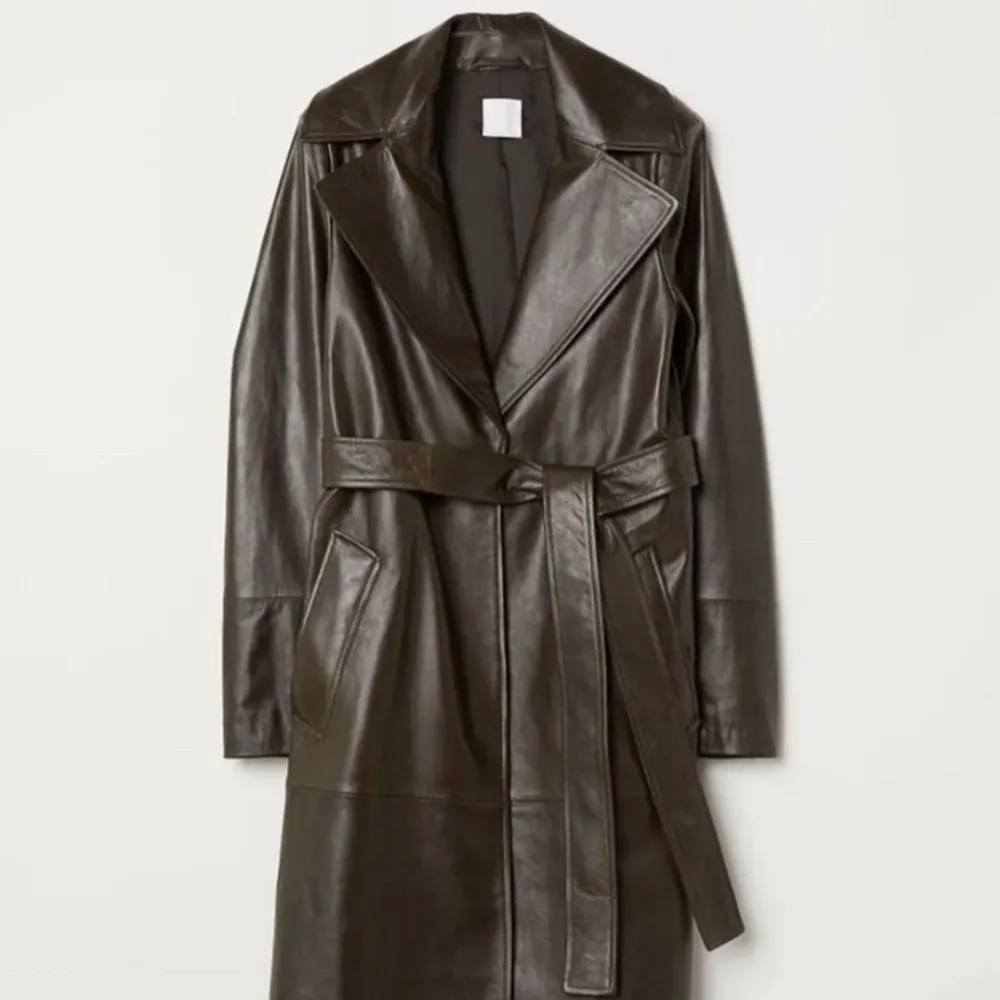 Intressekoll på kappa i äkta skinn från H&M, speciell kollektion från ett par år sedan. Köpte den för 3499:-.  Färgen är olivgrön/brun! Köparen betalar frakt(:. Jackor.