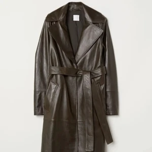 Skinnkappa - Intressekoll på kappa i äkta skinn från H&M, speciell kollektion från ett par år sedan. Köpte den för 3499:-.  Färgen är olivgrön/brun! Köparen betalar frakt(: