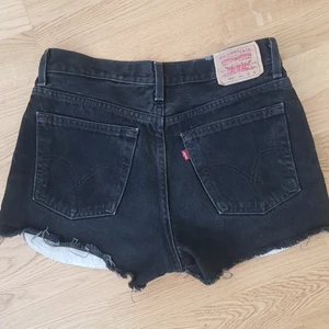 Levi's  shorts - Vintage shorts - nyskick storlek 29/29  Jag har storlek S i vanliga fall  och dessa sitter bra, funkar till XS också om man vill ha en mer oversize stil 