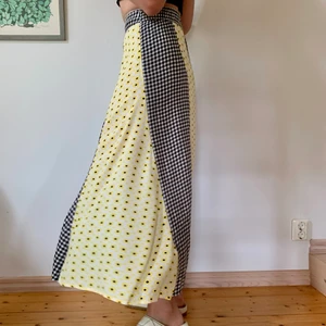 Mönstrad Långkjol från Ganni 34 - Underbar ankellång mönstrad kjol från Ganni i storlek 34. Har tyvärr inte kommit till användning och säljs därför med prislappen kvar (ord pris 1399 kr). Stor i storlek då den passar mig med midjemått 70 cm. Resår i linningen i ryggen. 100% viskos. 