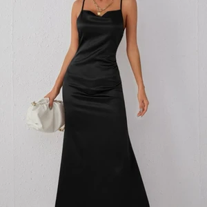 Basic svart klänning  - Jätte fin klänning, den är helt ny men lite för stort for mig. 