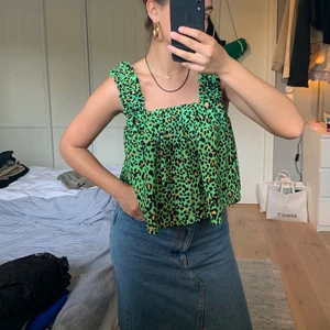 Söt topp - Jättefin, söt men ändå cool topp med en rosett i ryggen, eller bara en knut om man hellre vill det. Hur som helst så är den knappt använd och i jättefint skick! ⭐️💕👑