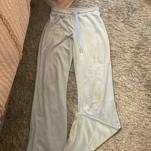 Gina byxor  - Jätte fina och sköna. Dom två fläckar men kommer tvätta dom innan jag skickar dom. 