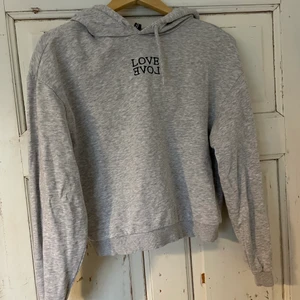 Hoodie - Grå hoodie från H&M. Använd ett fåtal gånger och helt felfri.  Storlek: S Pris: 40 + frakt 