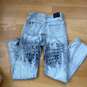 unika jeans! - Snygga jeans från weekday som inte längre finns tillgängliga😇 sjukt coola med ett unikt mönster