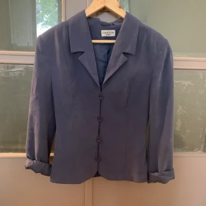 Väldigt snygg figursydd kavaj! - Snygg figursydd kavaj köpt second hand men är från Lindex från början. Passar s/m