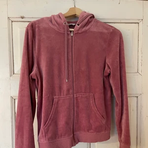 Zip Hood  - Rosa Zip Hood från Cubus. Använd få gånger och är i bra skick.  Storlek: S Pris: 120 + frakt