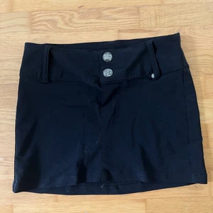 Mini kjol - Sån snygg mini kjol som är pågränsen för kort för mig som är. 179(enligt mig) storlek 170 men skulle säga xs-s